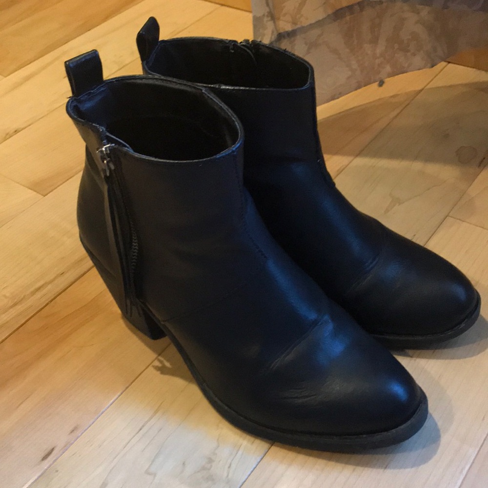 Forever 21 black ankle boots with tassel zippers